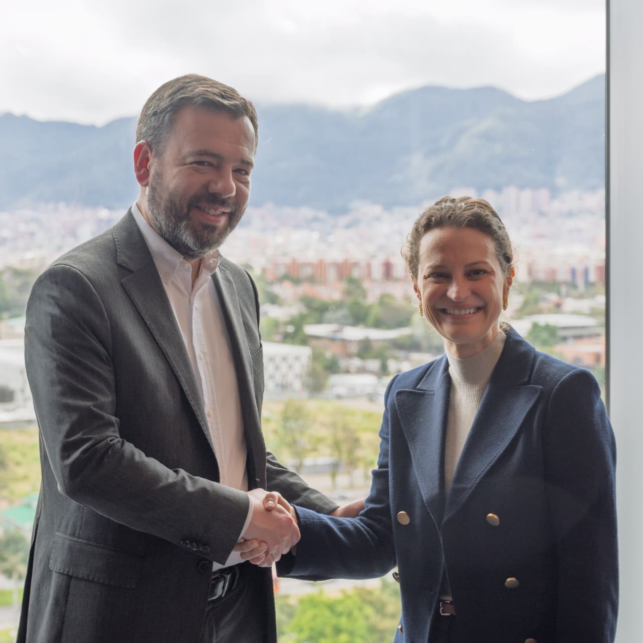 “Acabamos de terminar una excelente reunión con la vicepresidenta del Banco Mundial, que visitó Bogotá, el Banco Mundial es un aliado fundamental para los proyectos que están avanzando en la ciudad y la van a cambiar definitivamente”, aseguró el alcalde Carlos Fernando Galán.