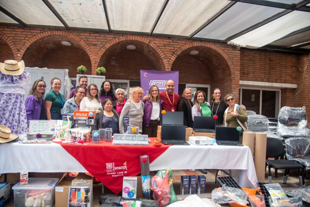 La Alcaldía Local de Engativá entrega la dotación de la Manzana del Cuidado Emaús, con 1.079 unidades de equipos tecnológicos, elementos para huerta urbana, implementos deportivos, material pedagógico y mobiliario, convirtiéndose en la primera localidad de Bogotá en materializar una inversión de este tipo con recursos del Fondo de Desarrollo Local.