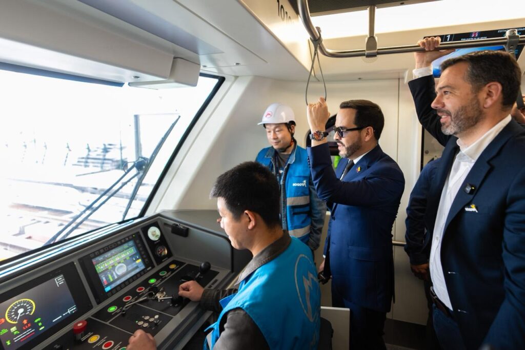 El alcalde Mayor Carlos Fernando Galán acompañó al presidente Abelardo De La Espriella en su primera visita al Metro de Bogotá. Juntos recorrieron las obras de la Línea 1, que ya superan el 81 % de ejecución. 

La visita comenzó en la estación 2, en el Portal Américas. Desde allí, abordaron uno de los trenes y se desplazaron hasta la estación 4, regresaron a la estación 1 y finalizaron el trayecto nuevamente en la estación 2.

 “Le mostramos de primera mano el avance de una obra que va a transformar la movilidad de Bogotá. Seguimos trabajando para que el sueño de la ciudad se haga realidad”, expresó el alcalde Carlos Fernando Galán. 

Durante el trayecto, el presidente De La Espriella conoció el estado del proyecto y destacó el trabajo adelantado por la Administración Distrital, así como la importancia de que una obra de esta magnitud trascienda los gobiernos y las diferencias políticas. 

“Como hombre que se formó profesionalmente en esta ciudad y que quiero tanto a esta capital, puedo decirles con muchísimo orgullo que estamos cerca de hacer realidad uno de los grandes anhelos de la historia capitalina”, dijo el presidente De La Espriella.

El jefe de Estado reafirmó el respaldo del Gobierno Nacional al Metro y su compromiso con la expansión de la red de transporte de la ciudad.  “Bogotá no puede conformarse con una sola línea. Esa oferta es insuficiente para las necesidades que tiene la gente. (…) Quiero ratificar ante ustedes mi compromiso de terminar la Línea 1, avanzar en las líneas 2 y 3 y empezar a pensar en la Línea 4”, agregó. 

El Distrito y el Gobierno Nacional ratificaron su compromiso de culminar la Línea 1 y avanzar en la consolidación de una red de Metro para mejorar la movilidad y la calidad de vida de los habitantes de la capital del país. 
